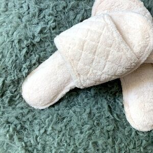 Never Worn! Roxoni Ivory/Cream Super Soft Memory Foam Slippers Sz 7.5-8 Medium